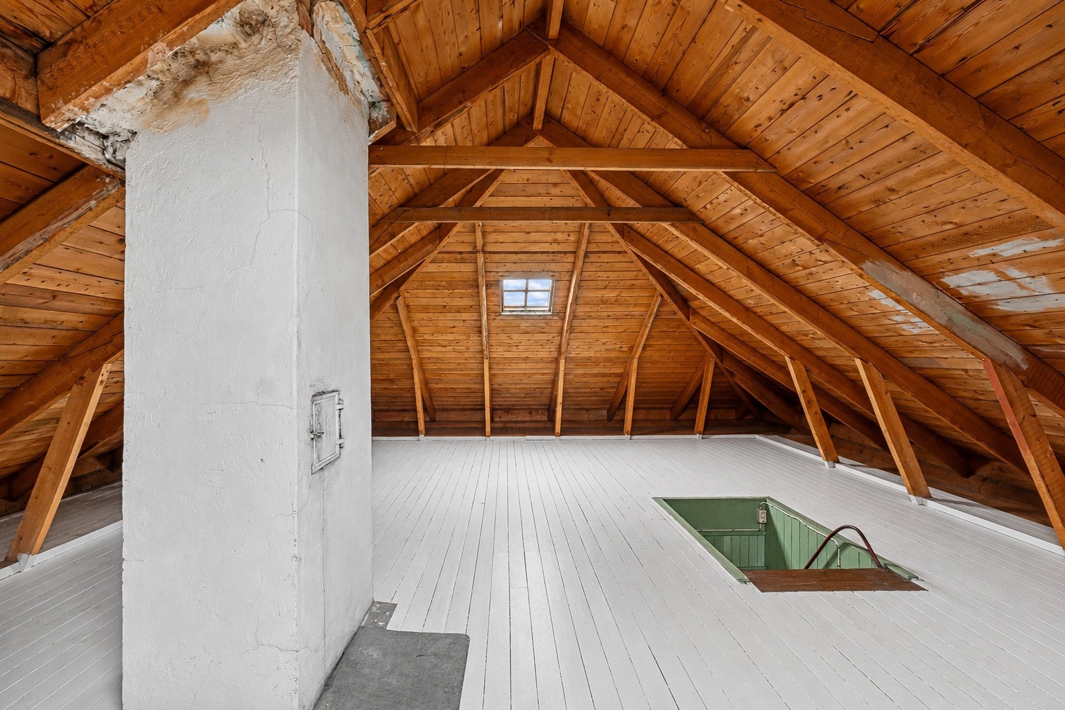 Stort, uisolert loft med rikelig med lagringsplass. Loftet har synlig sperrekonstruksjon og teglsteinspipe. (Det er brukt Ai for å redigere vekk rot.) Galleribilde