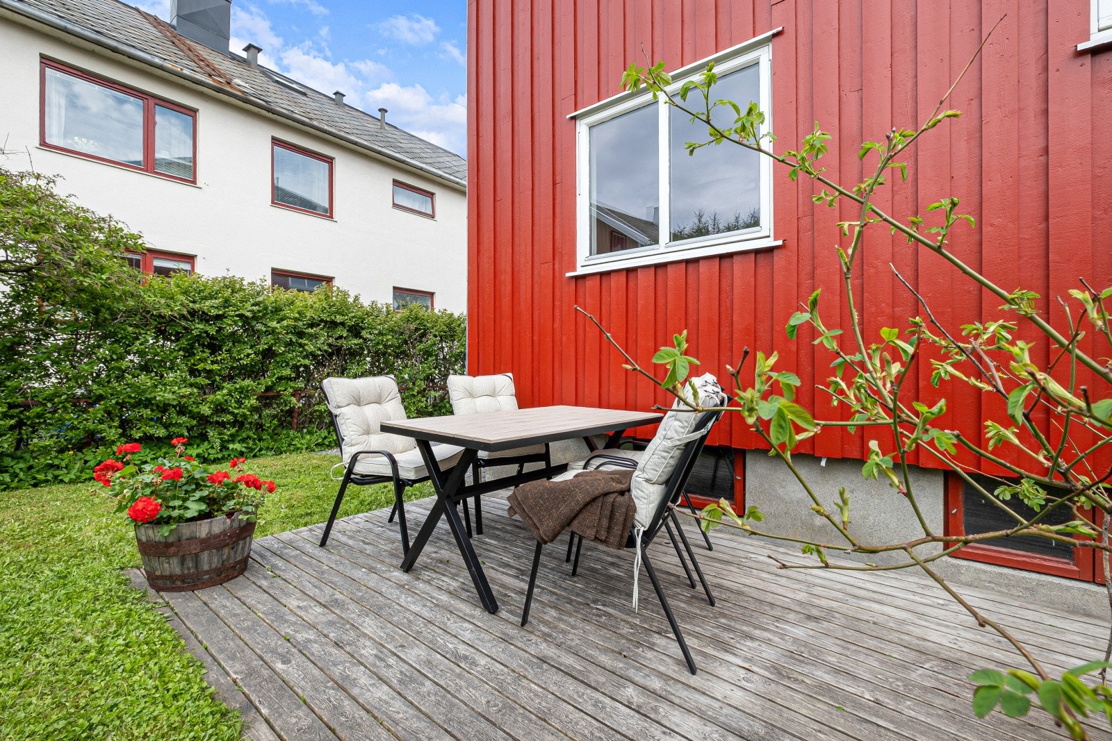 Uteplass med plass til sittegruppe for fine dager. Galleribilde