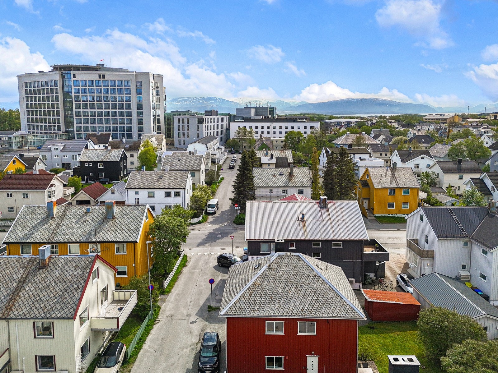 Fra eiendommen er det gangavstand til alt av byens fasiliteter, inkludert butikker, kjøpesenter og kulturtilbud. Galleribilde