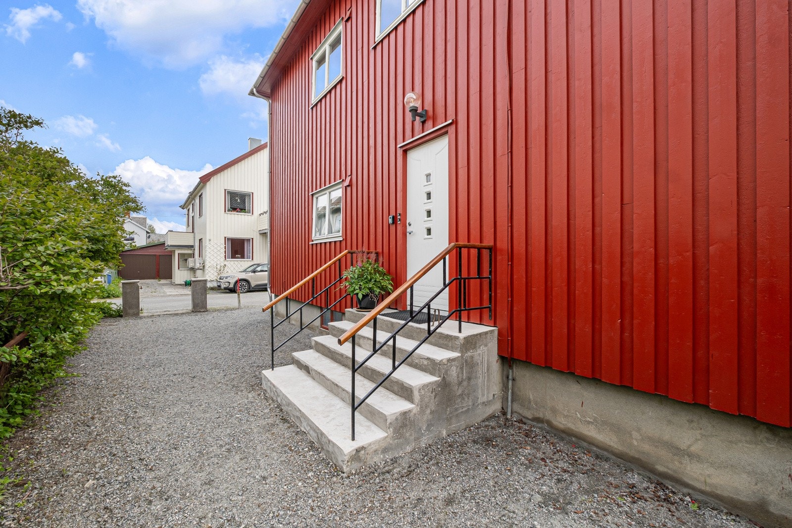 Felles inngangsparti med trapp opp til leiligheten i andre etasje. Galleribilde