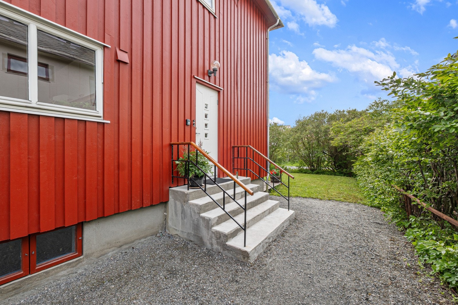 Adkomst til eiendommen fra et rolig og etablert boligområde. Galleribilde
