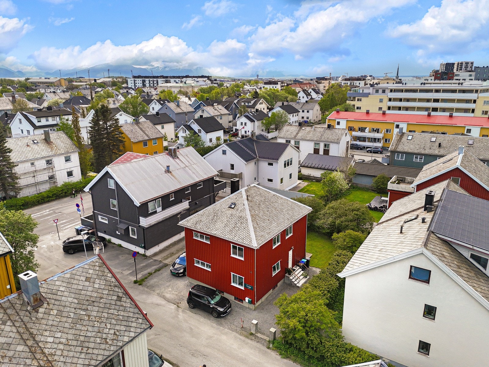 Eiendommen ligger i et etablert og rolig boligområde i Bodø sentrum. Galleribilde