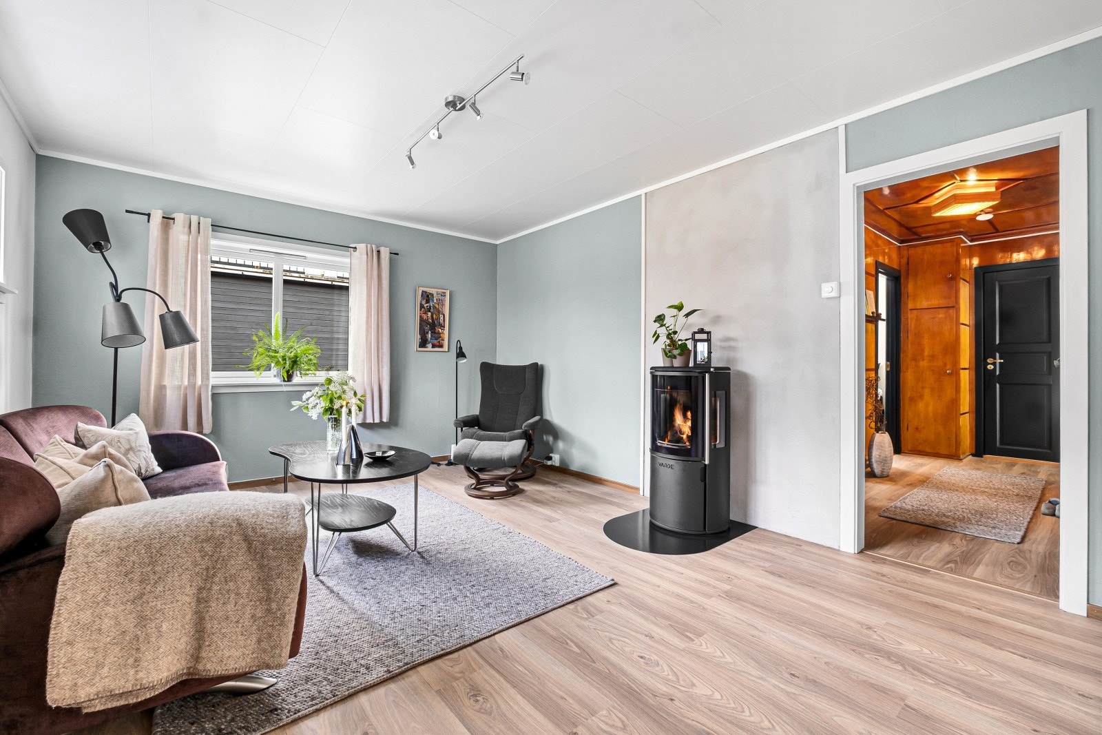Rommet har god plass til en komfortabel sofagruppe. Galleribilde