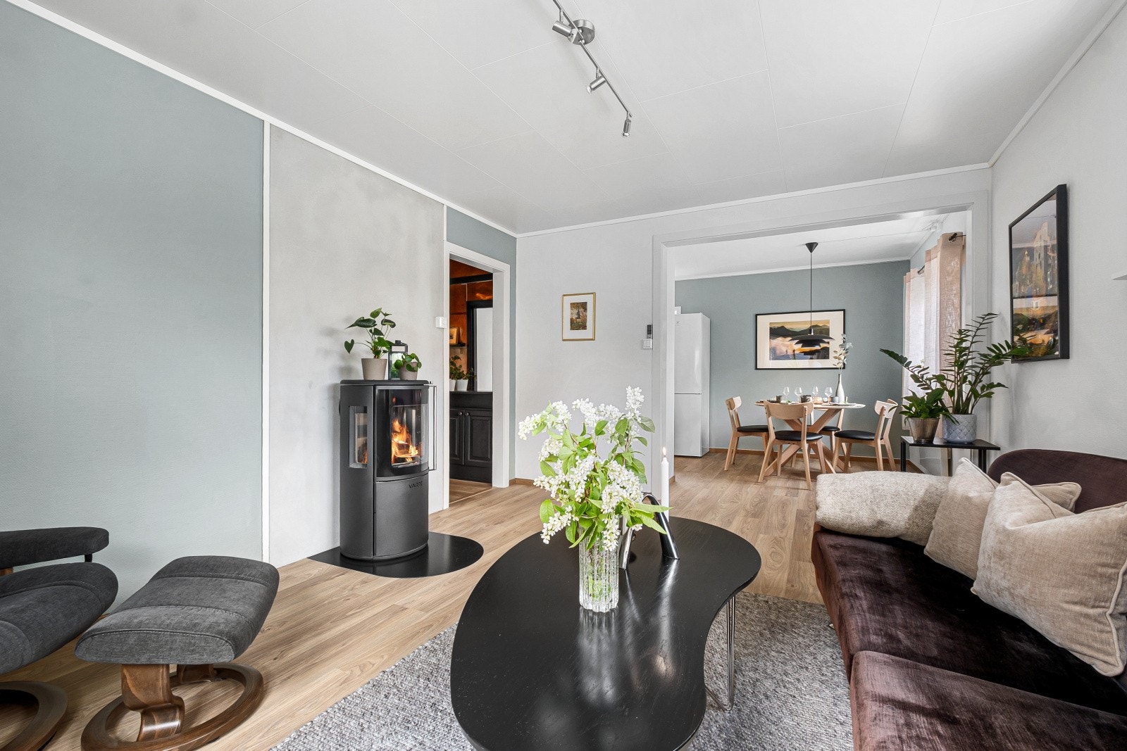 Den åpne løsningen mellom stue og spisestue skaper en sosial og luftig sone. Galleribilde
