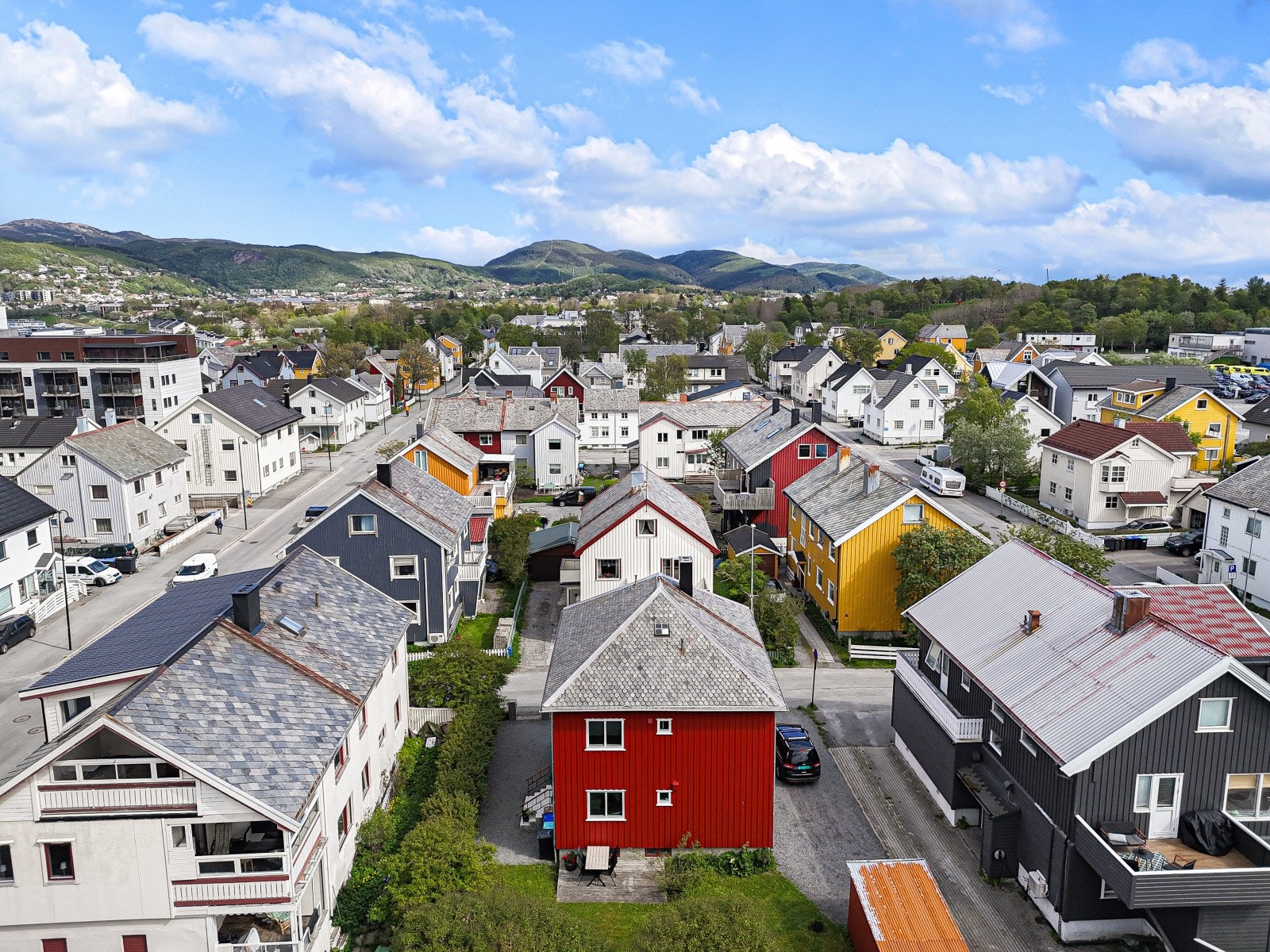 Kort vei til Bodø lufthavn, fergekai og jernbanestasjon gir gode forbindelser. Galleribilde