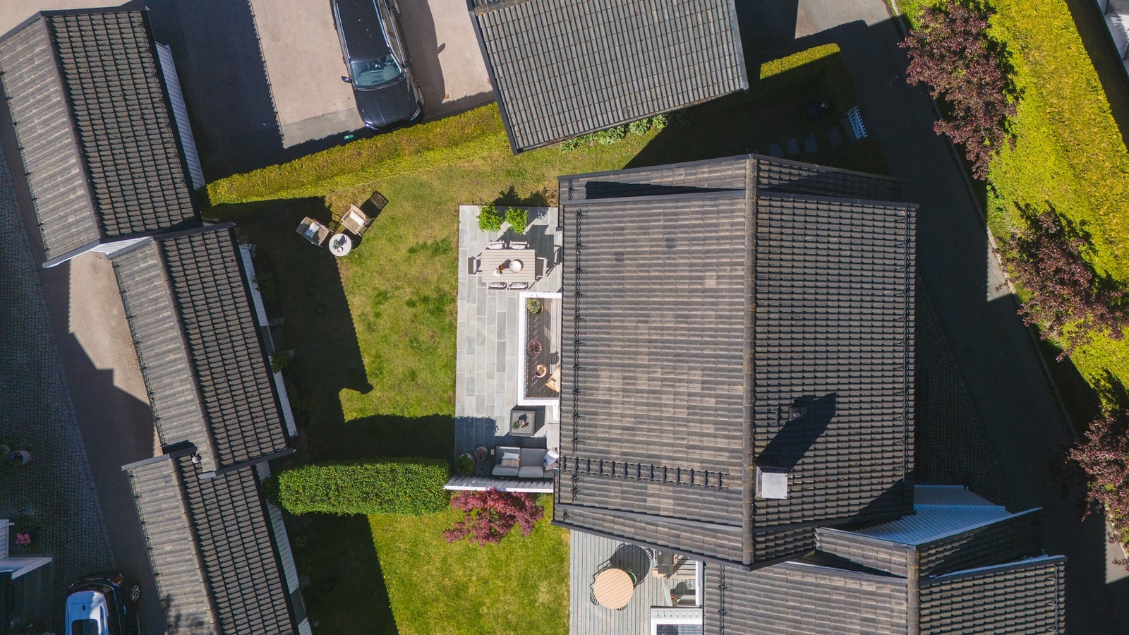 Samlet sett byr eiendommen på svært attraktive utearealer med gode solforhold, skjermede soner og flere oppholdsplasser som gjør det enkelt å nyte både rolige hverdager og sosiale sommerdager utendørs. Galleribilde