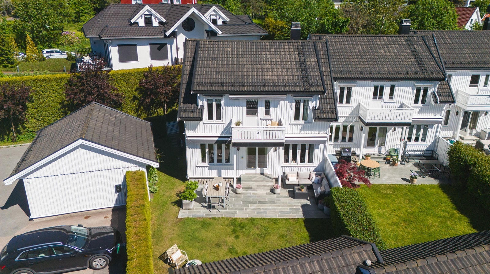 Eiendommen har en særdeles barnevennlig og idyllisk beliggenhet i en rolig og trafikkstille gate. Galleribilde