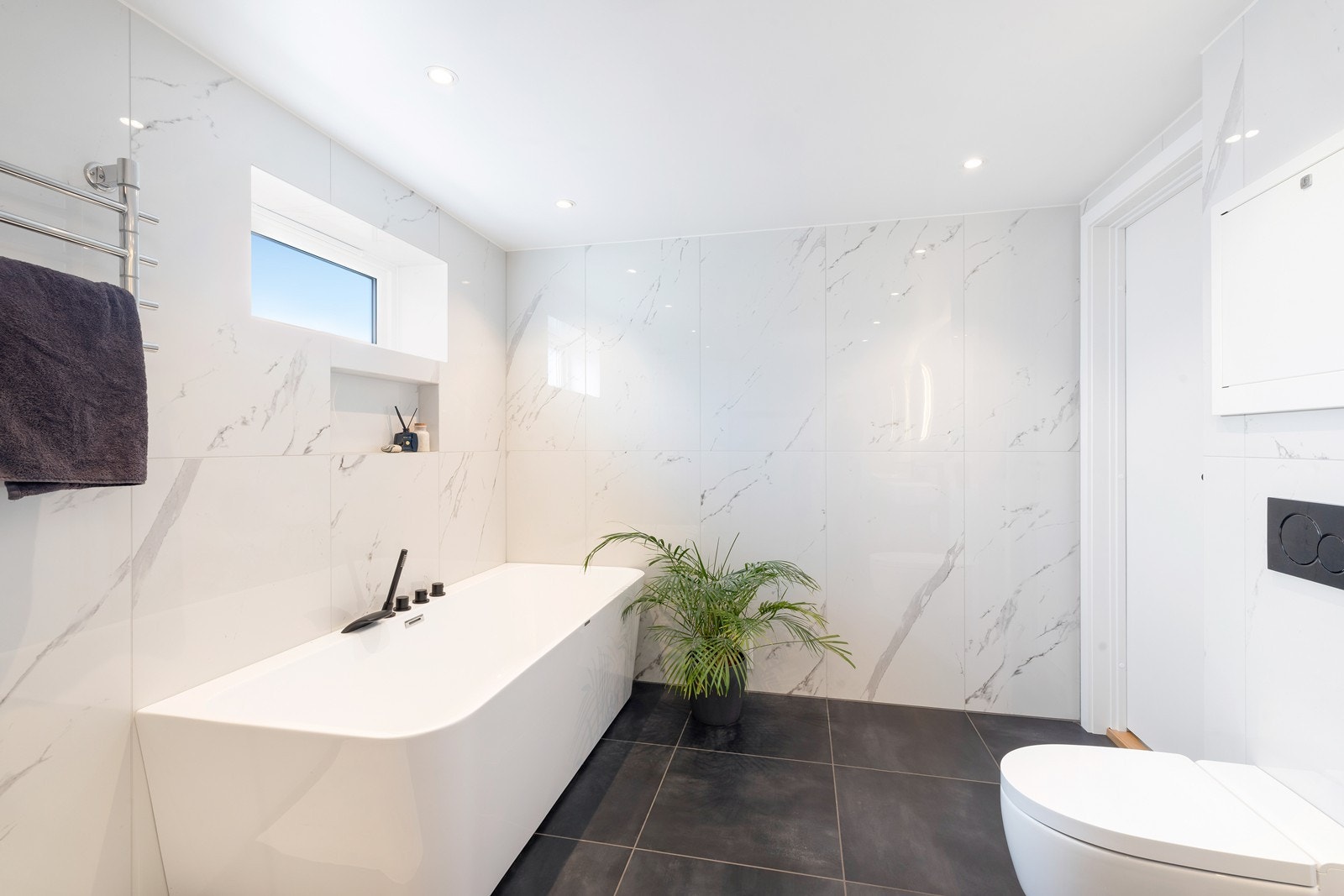 Badet er også utstyrt med badekar og vegghengt wc. Galleribilde