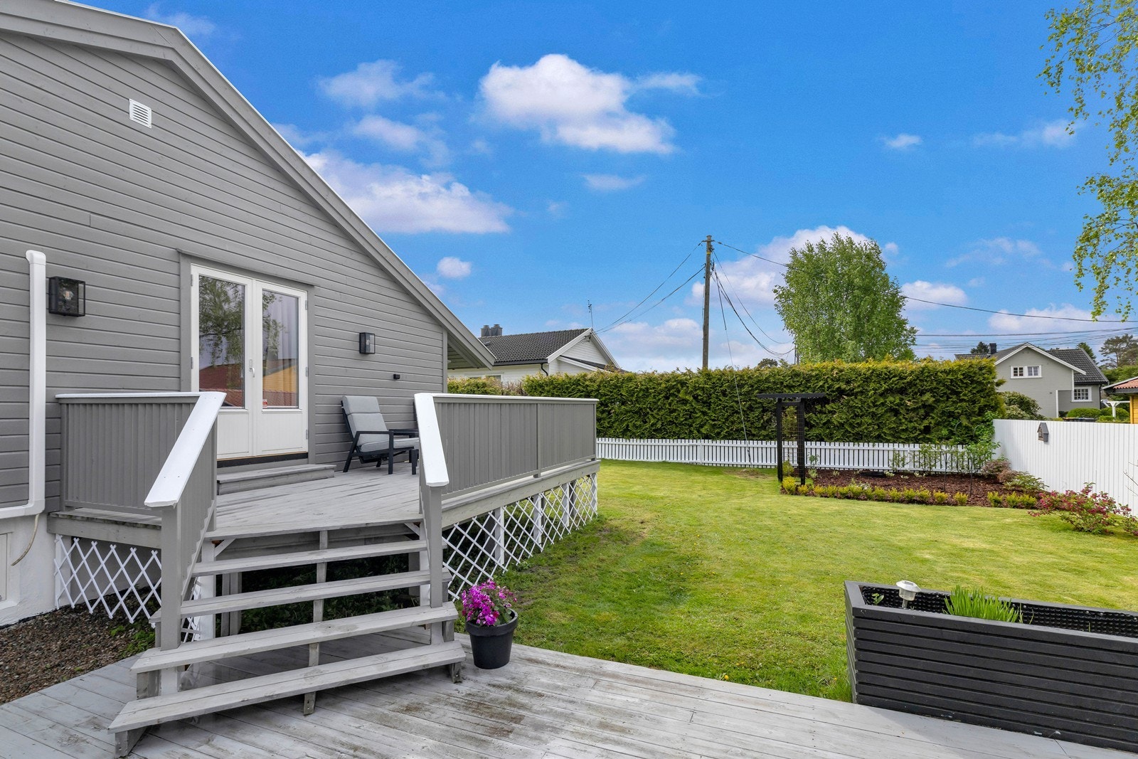 Terrasse med utgang fra stuen og trapp til hagen. Galleribilde