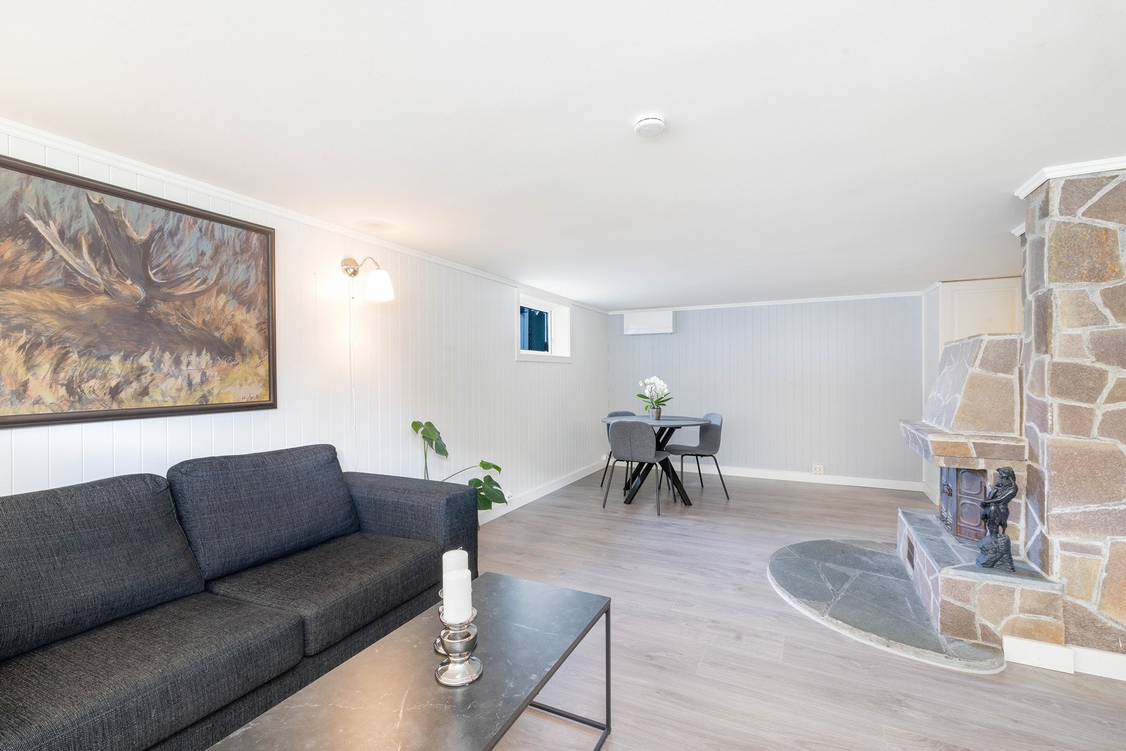Romslig stue med peis i u.etg. Galleribilde