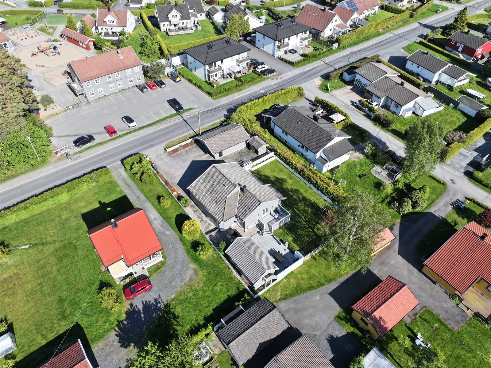 Oversiktsbilde som viser deler av det etablerte boligområdet med barnehagen rett over veien. Galleribilde