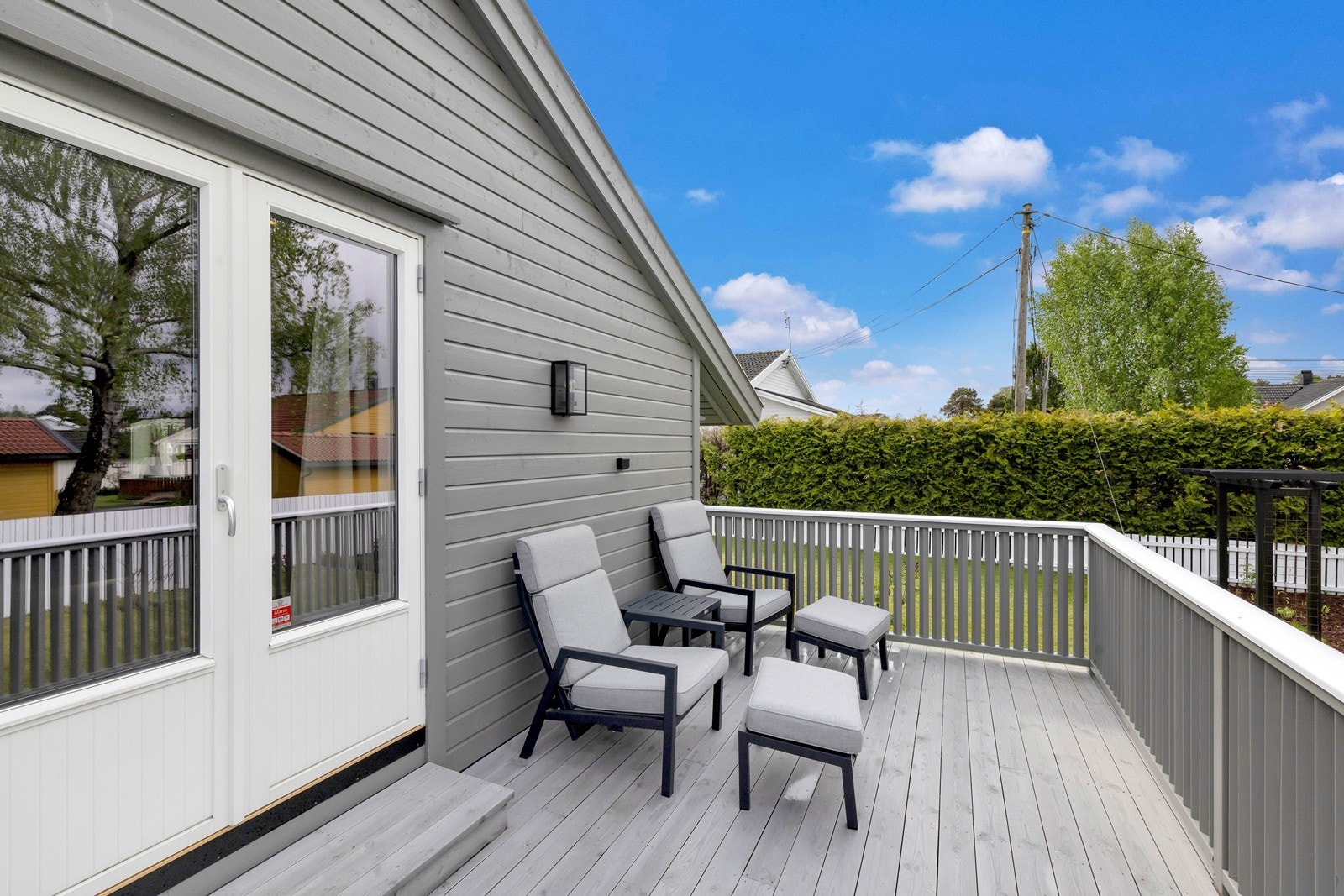 Fin terrasse med meget gode solforhold direkte adkomst ut fra stuen. Galleribilde