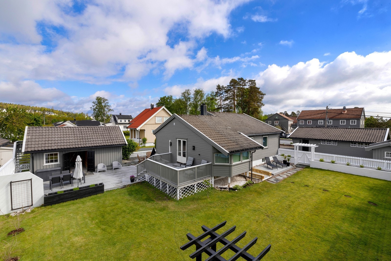 Oversiktsbilde over den flotte, velstelte eiendommen. Galleribilde