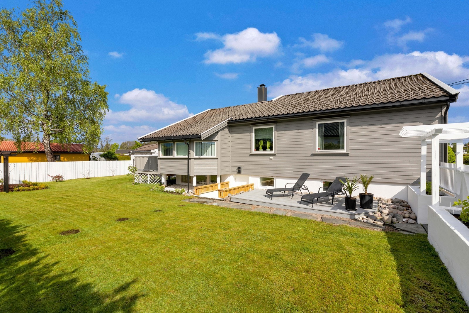Romslig hage med god boltreplass for liten og stor. Galleribilde
