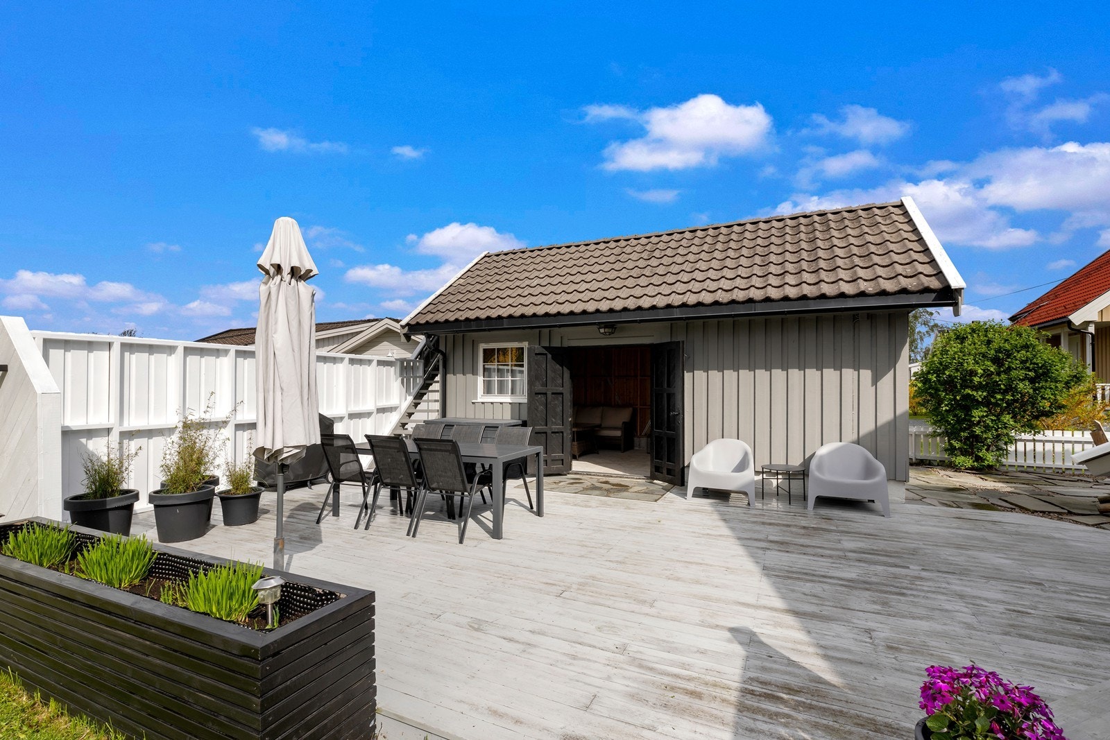 Stor, deilig terrasse med god plass til langbord og store selskaper. Galleribilde