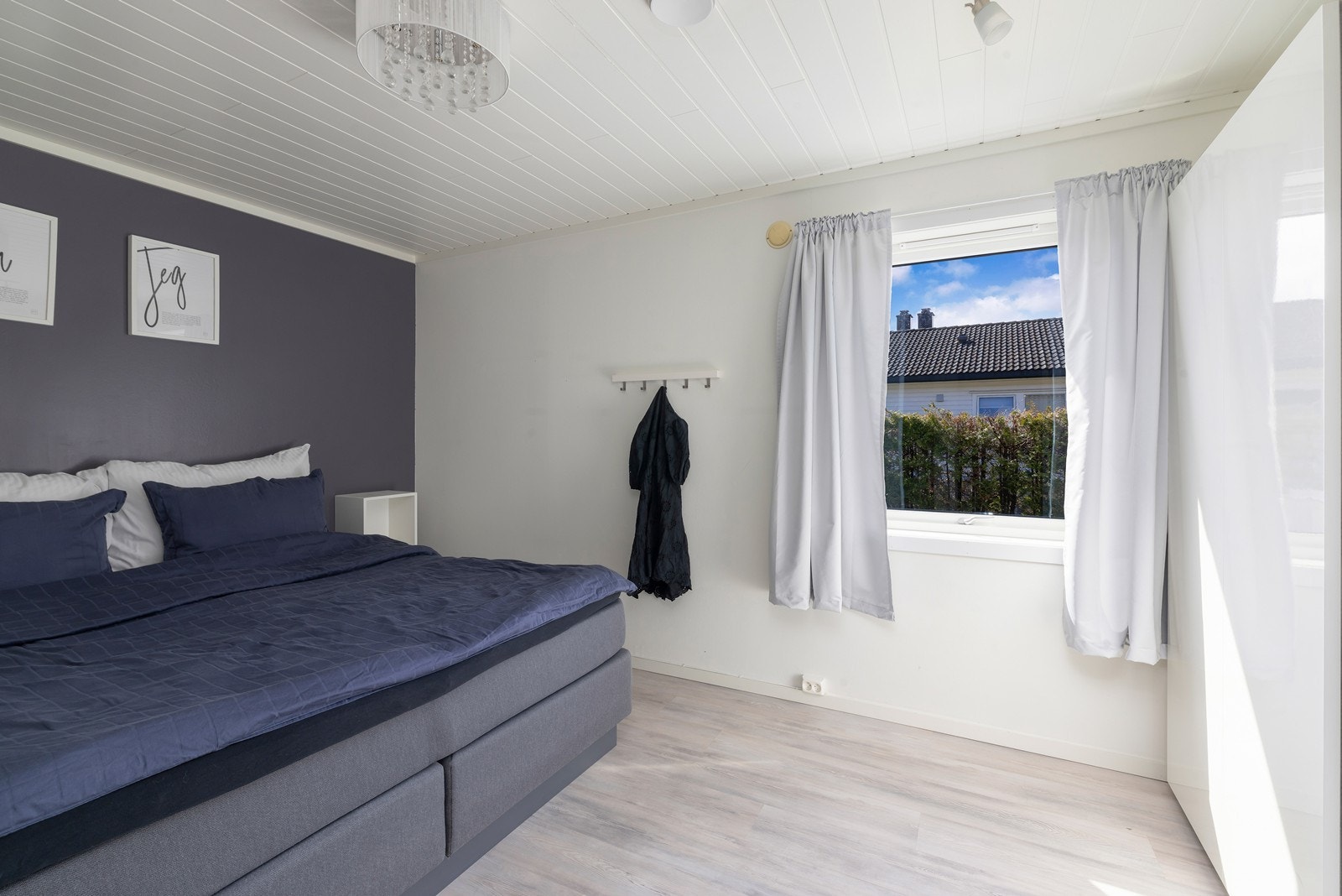 Hovedsoverom med god plass til dobbeltseng. Galleribilde