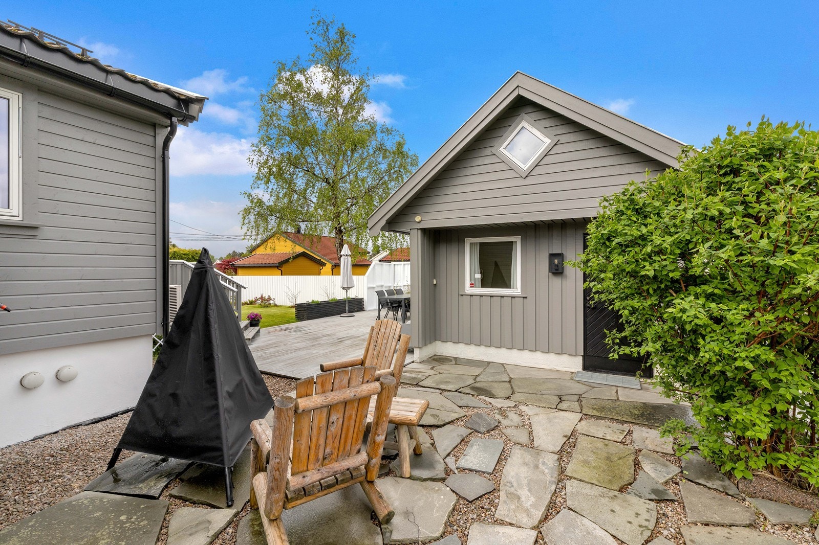 Flere hyggelig sosiale soner rundt huset . Galleribilde