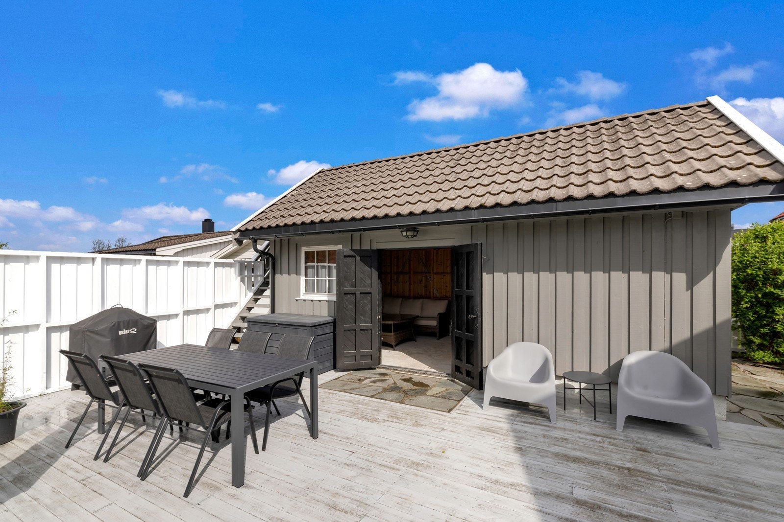 Terrasse og hagebu med flere muligheter. Galleribilde