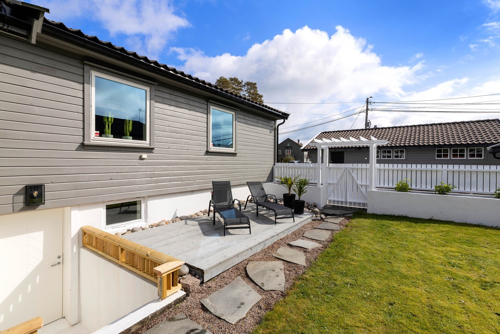 Usjenert terrasse med gode solforhold,. Galleribilde