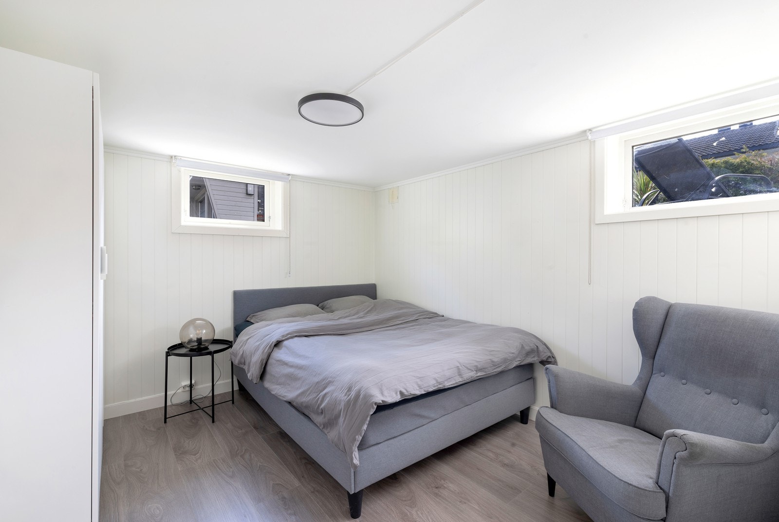 Innredet rom i u.etg. Lys og pent med laminat på gulv. Galleribilde