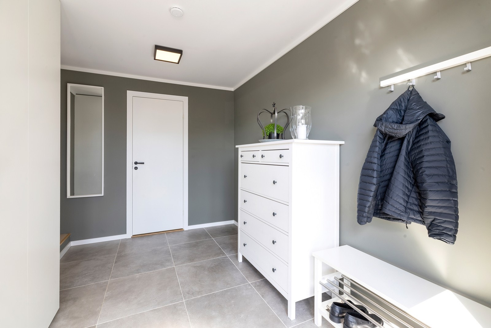 God plass i gangen til garderobeoppheng. Galleribilde