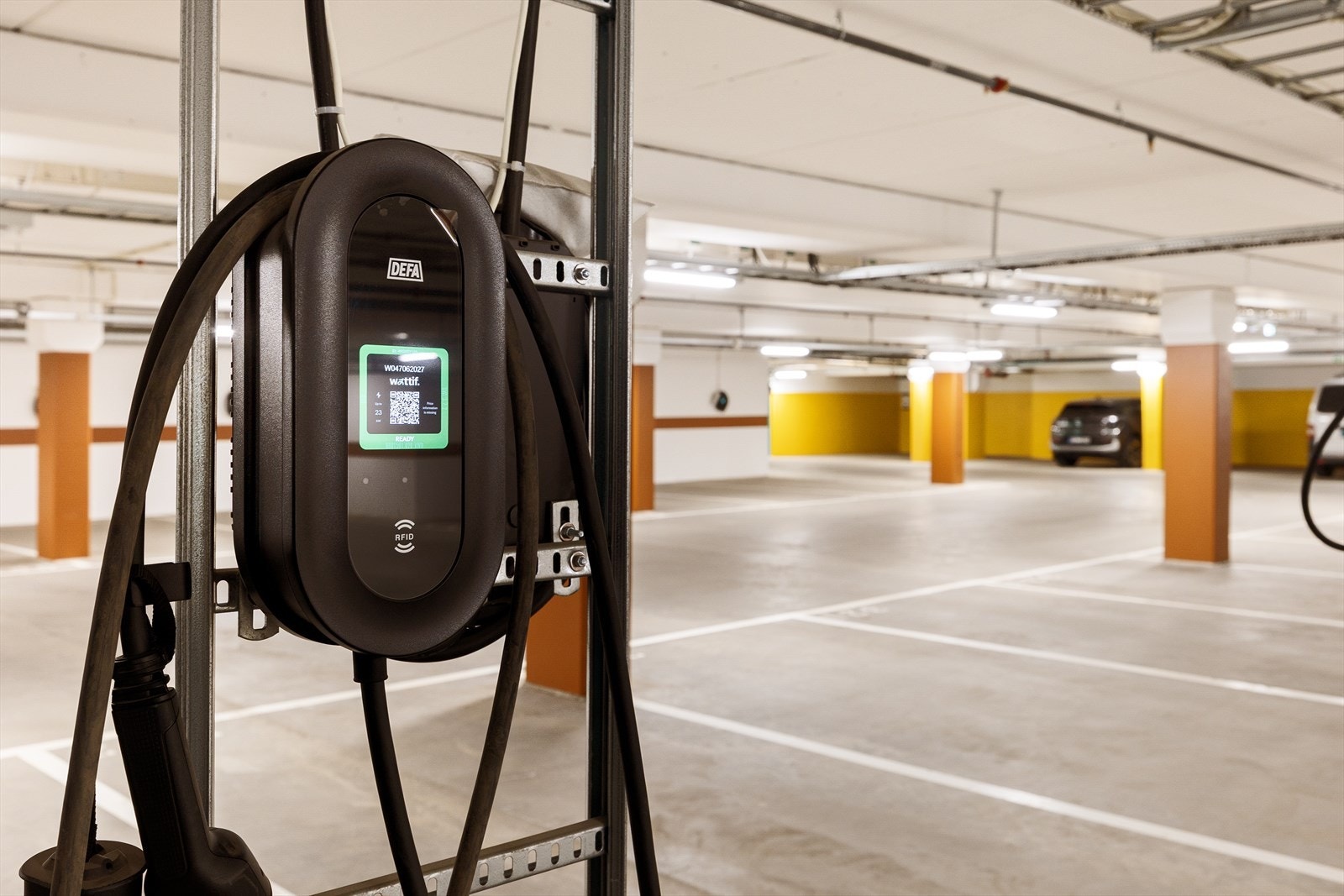 Det er installert elbil-lader på plassen Galleribilde