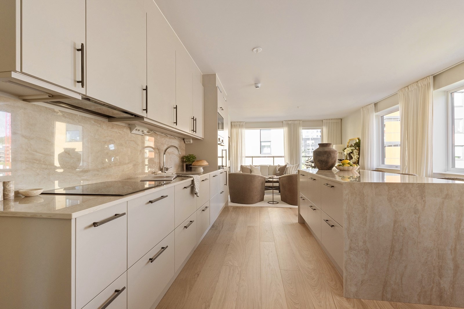 Benkeplaten og veggen mellom benk og overskap er utført i elegant Dekton-stein fra Easy Stone, som sammen med integrerte hvitevarer og moderne løsninger gir kjøkkenet et eksklusivt og tidløst uttrykk Galleribilde