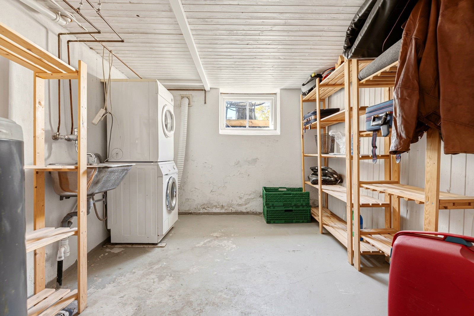 Praktisk vaskerom med meget god oppbevaringsplass Galleribilde