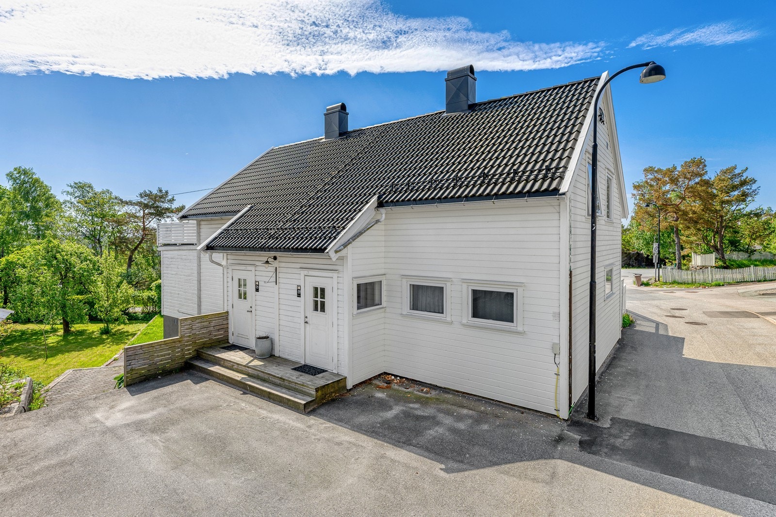 Boligen har en familievennlig planløsning og byr på 2 gode soverom, romslige oppholdsrom og flere praktiske løsninger som gjør hverdagen enkel og komfortabel Galleribilde