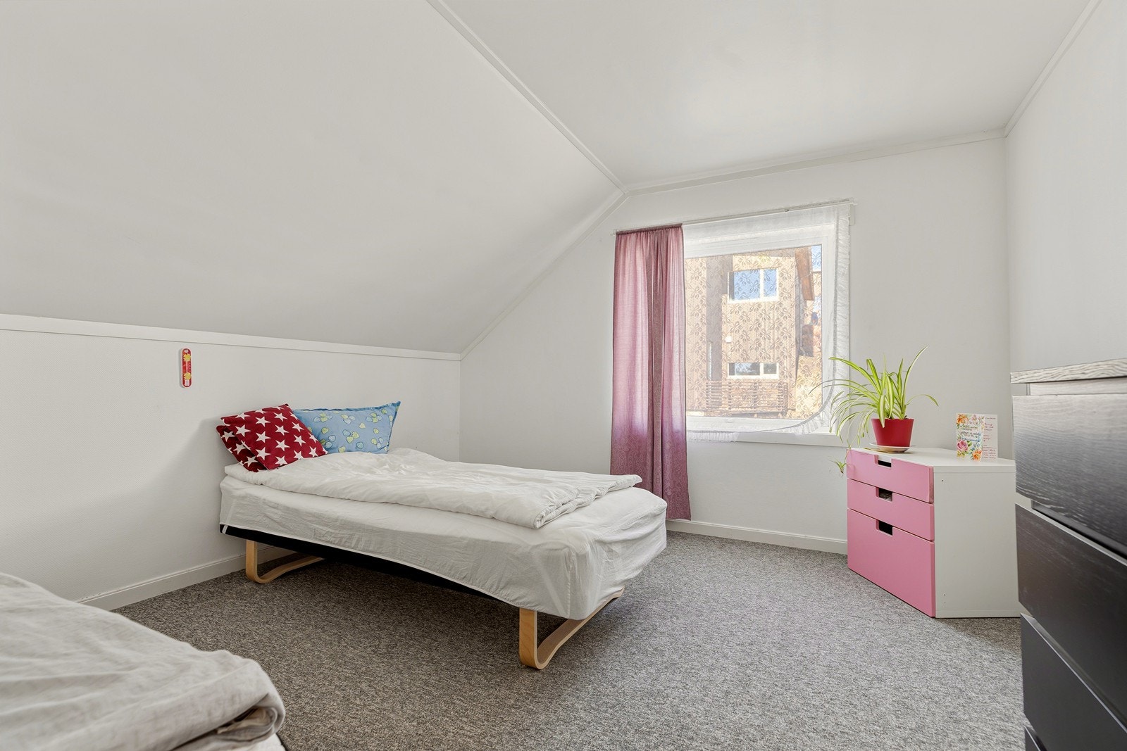 Hovedsoverom med god plass til dobbeltseng og garderobe Galleribilde