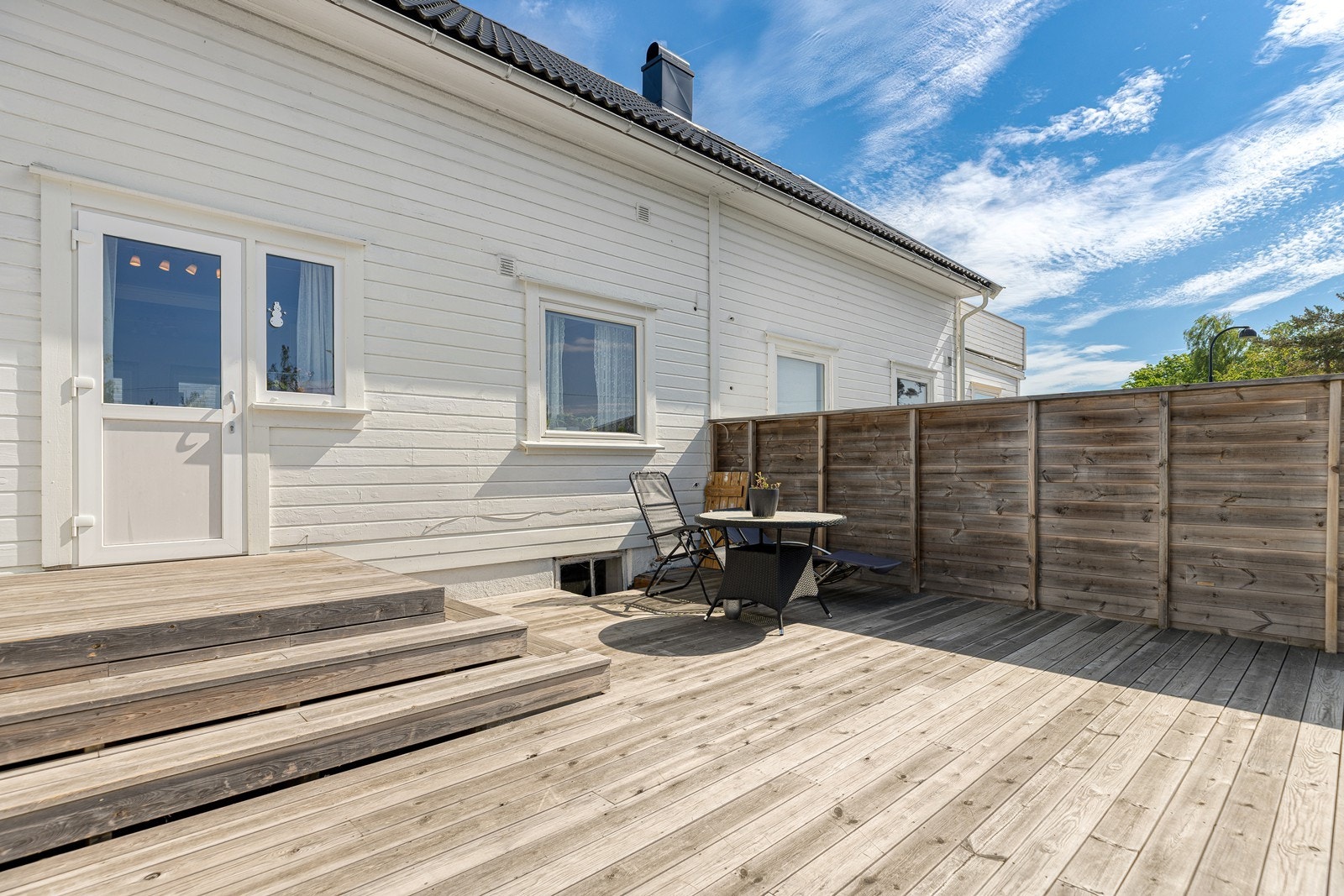 Stor terrasse med gode solforhold og plass til utemøbler Galleribilde