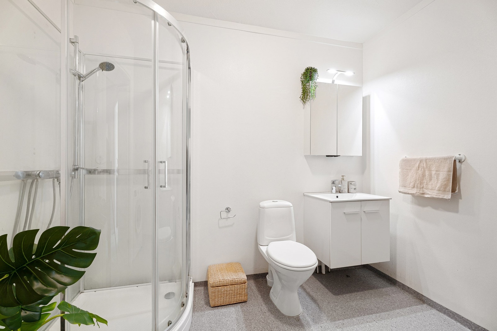 Romslig bad med opplegg for vaskemaskin Galleribilde