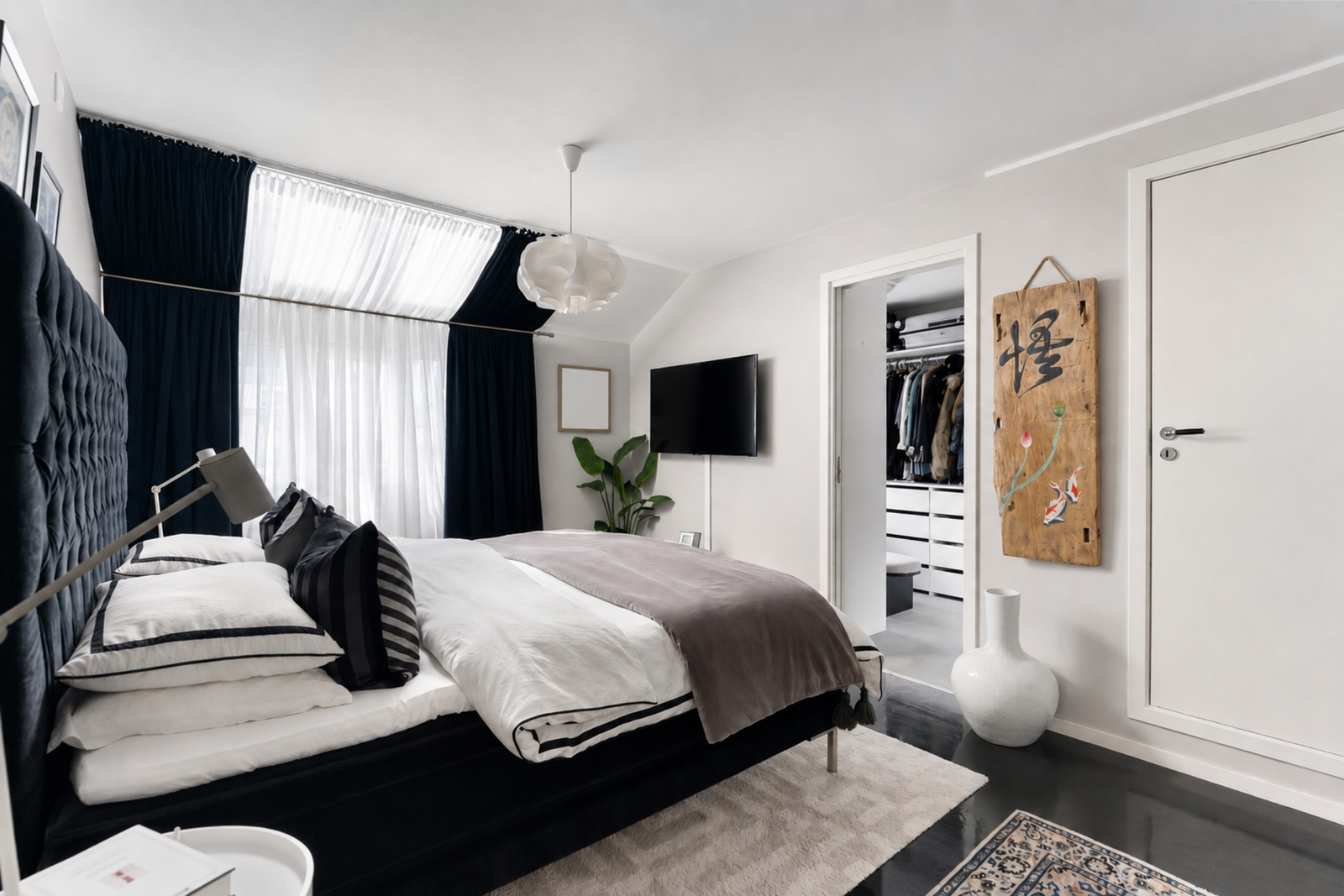 Hovedsoverommet med tilgang til walk-in-closet og eget bad. Galleribilde