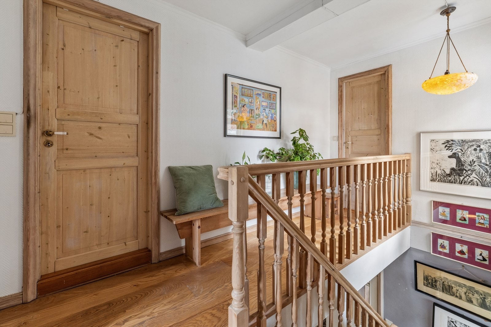 Den lakkerte tretrappen og de originale tredørene gir eneboligen en gjennomgående, klassisk karakter. Galleribilde