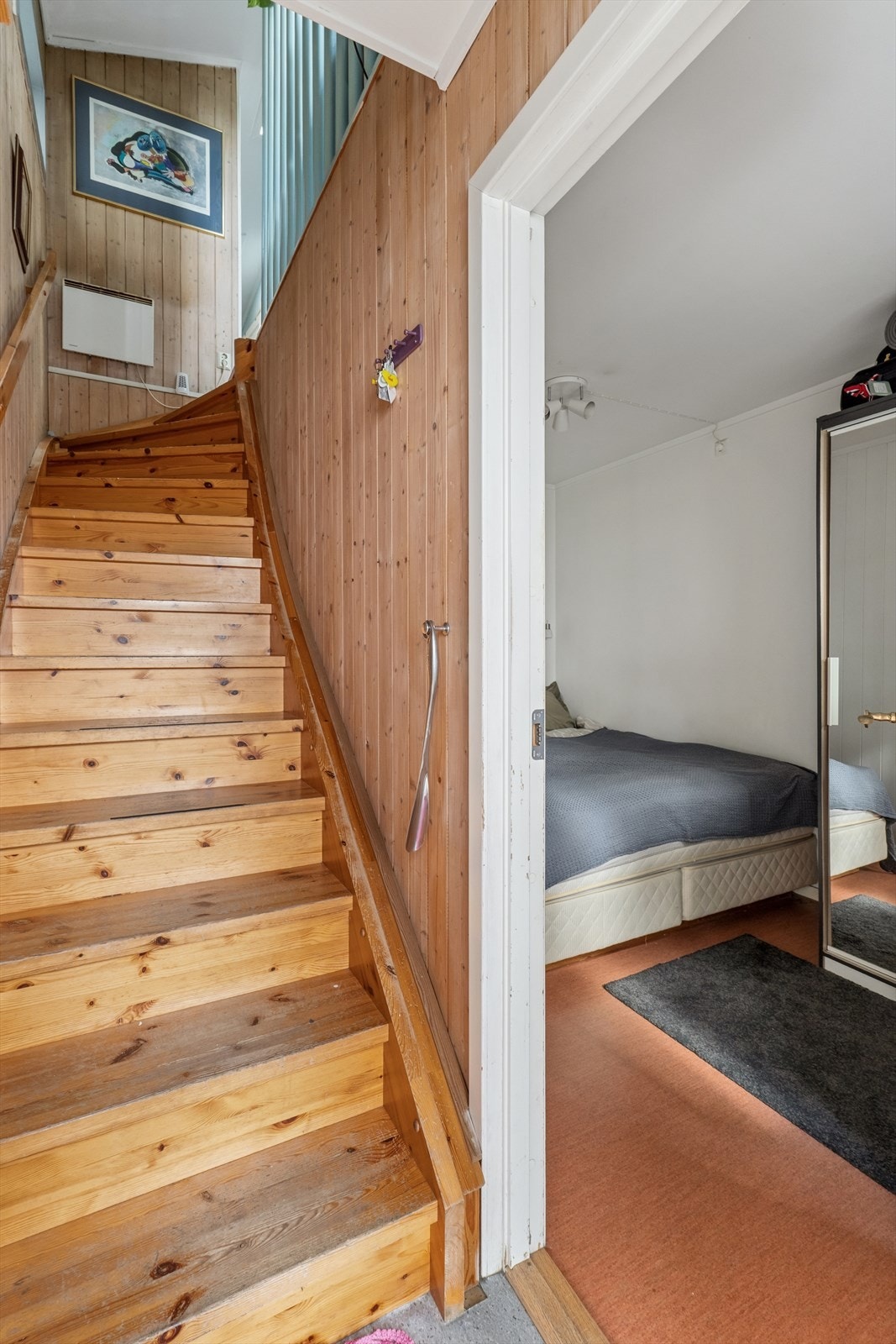 Lakkert tretrapp i annekset som forbinder første og andre etasje i leiligheten (ikke godkjent). Galleribilde