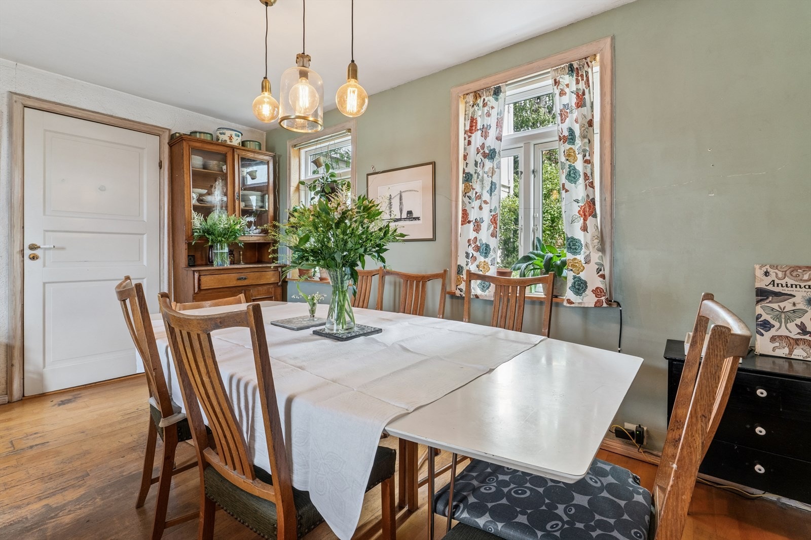 Spisestuen er et naturlig samlingspunkt, med plass til både familie og gjester. Galleribilde