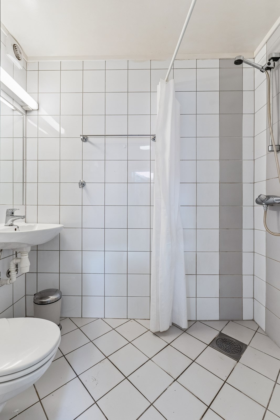 Badet i hybelen (ikke godkjent) er flislagt og har elektrisk styrt vifte og gulvvarme. Galleribilde