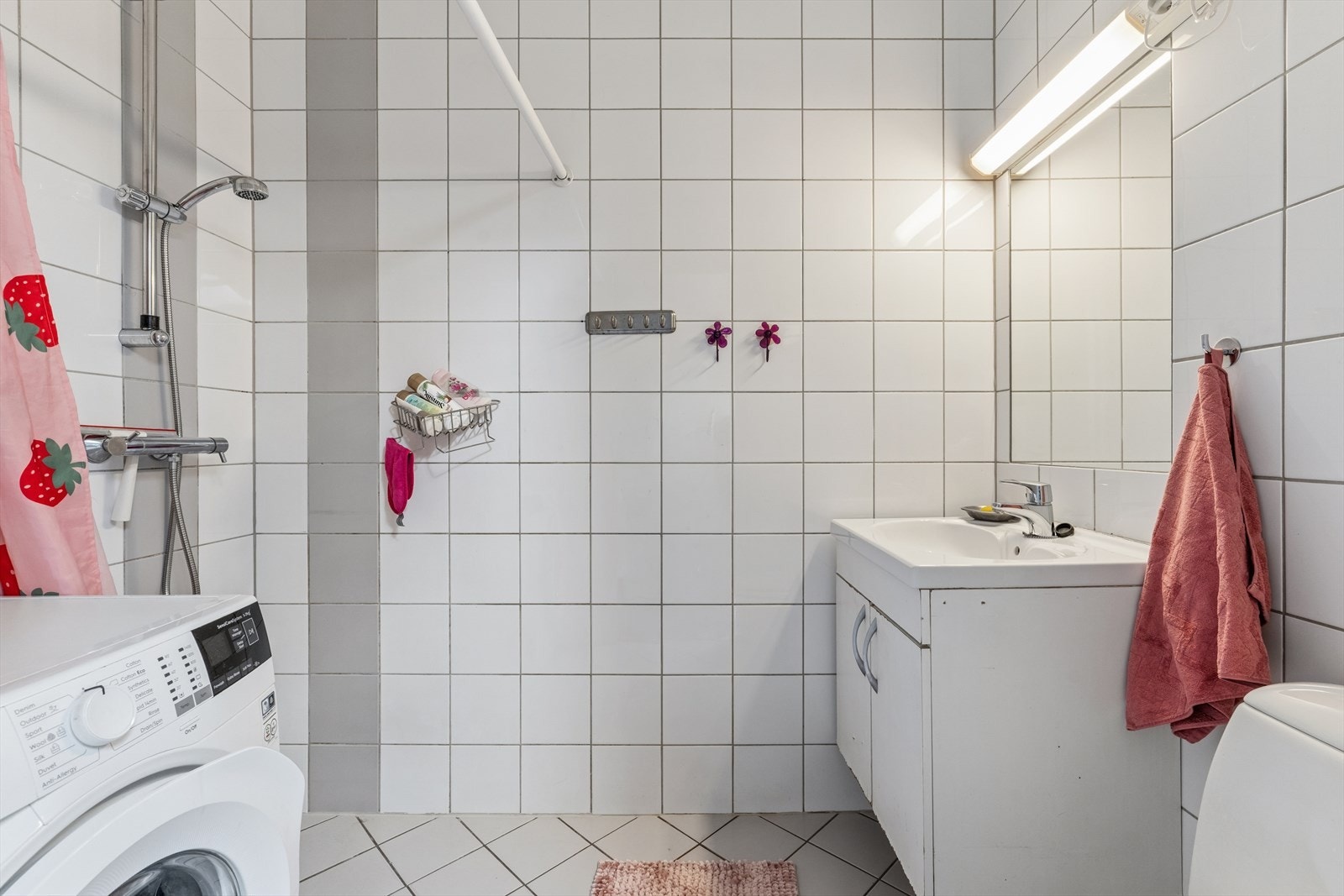 Flislagt bad i anneksets (ikke godkjent) leilighet, med gulvvarme og opplegg for vaskemaskin. Galleribilde