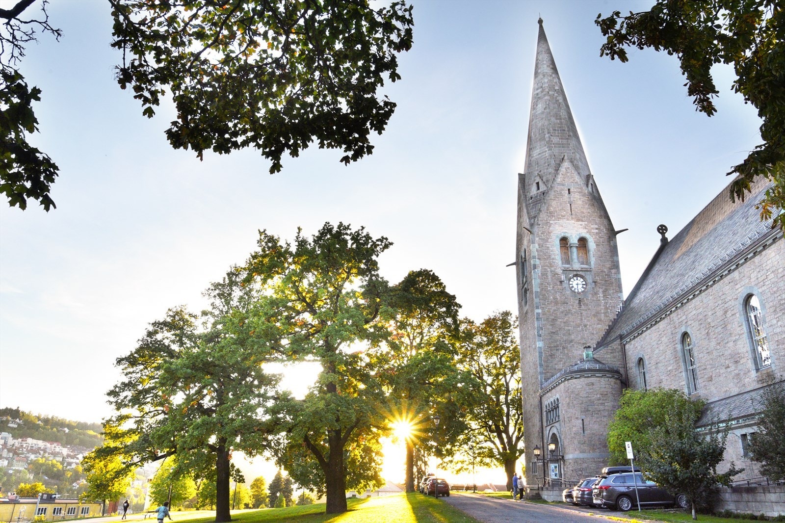 Vålerenga kirke er et kjent landemerke i Oslo og står sentralt plassert på Vålerenga Galleribilde