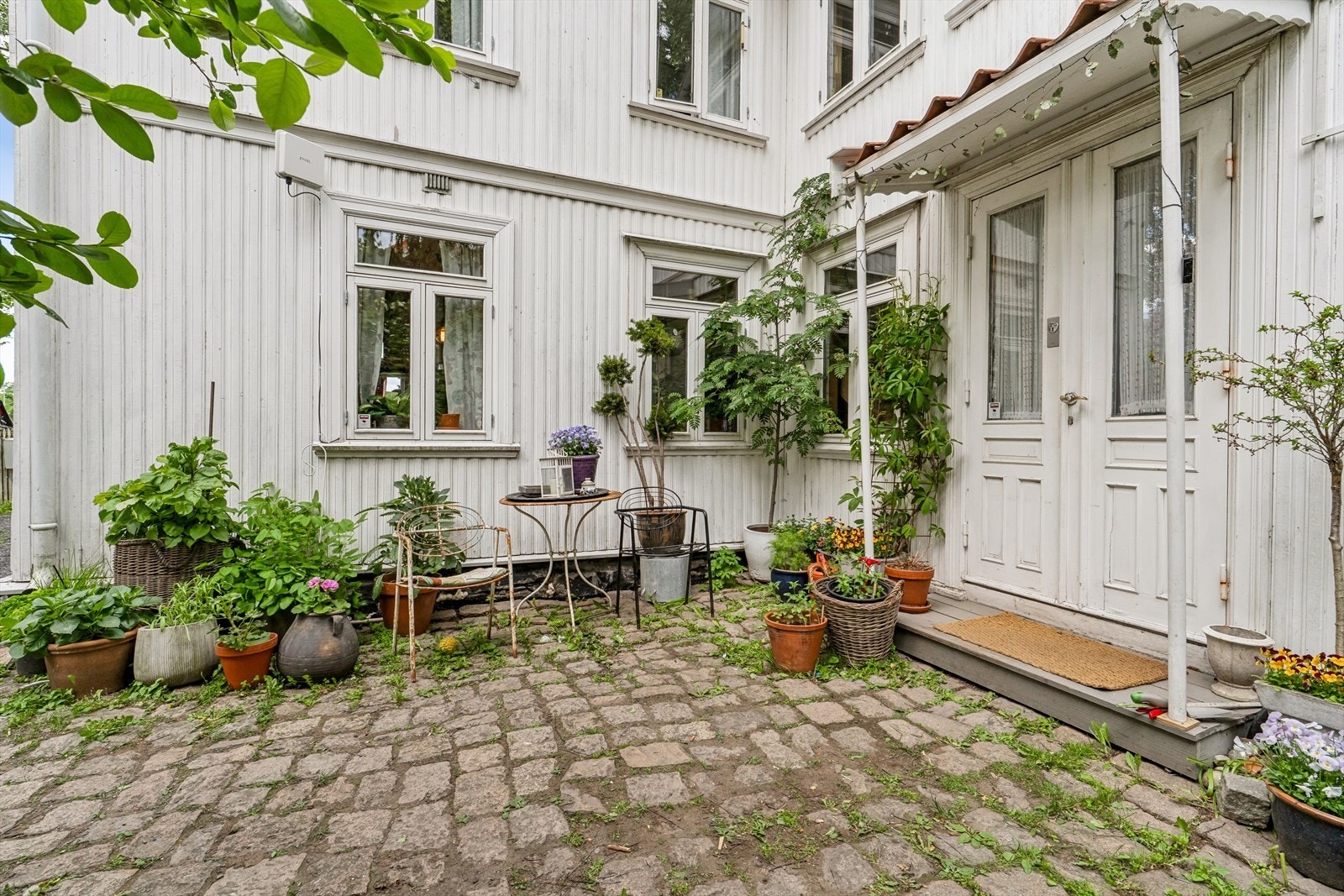 Inngangspartiet til eneboligen har en hyggelig, steinbelagt uteplass. Galleribilde