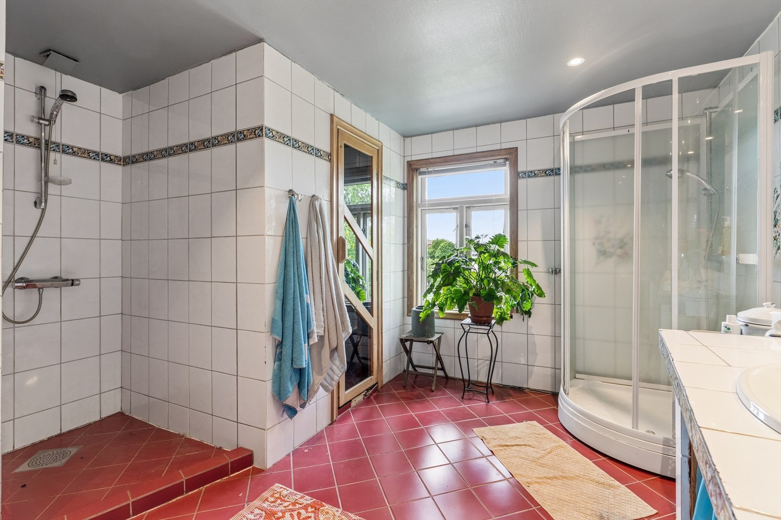 Badet har både dusjhjørne og dusjkabinett, samt en dør inn til en bod som er klargjort for badstue. Galleribilde
