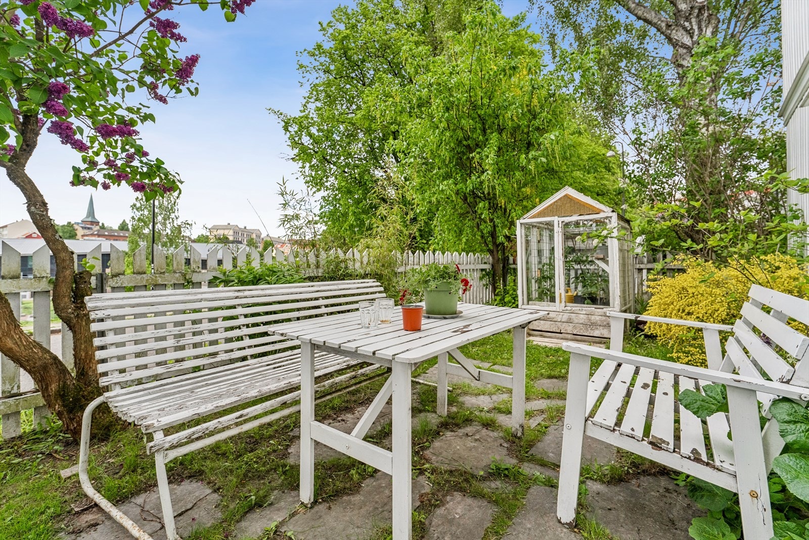 Rett utenfor døren ligger Jordalparken, som inviterer til lek og rekreasjon. Galleribilde