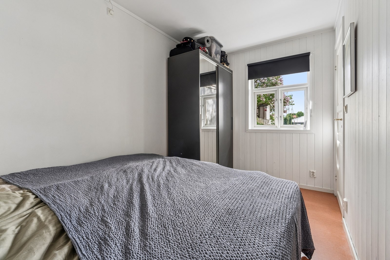 Soverom i anneksets (ikke godkjent) leilighetsdel, med panel på veggene og plass til garderobeskap. Galleribilde