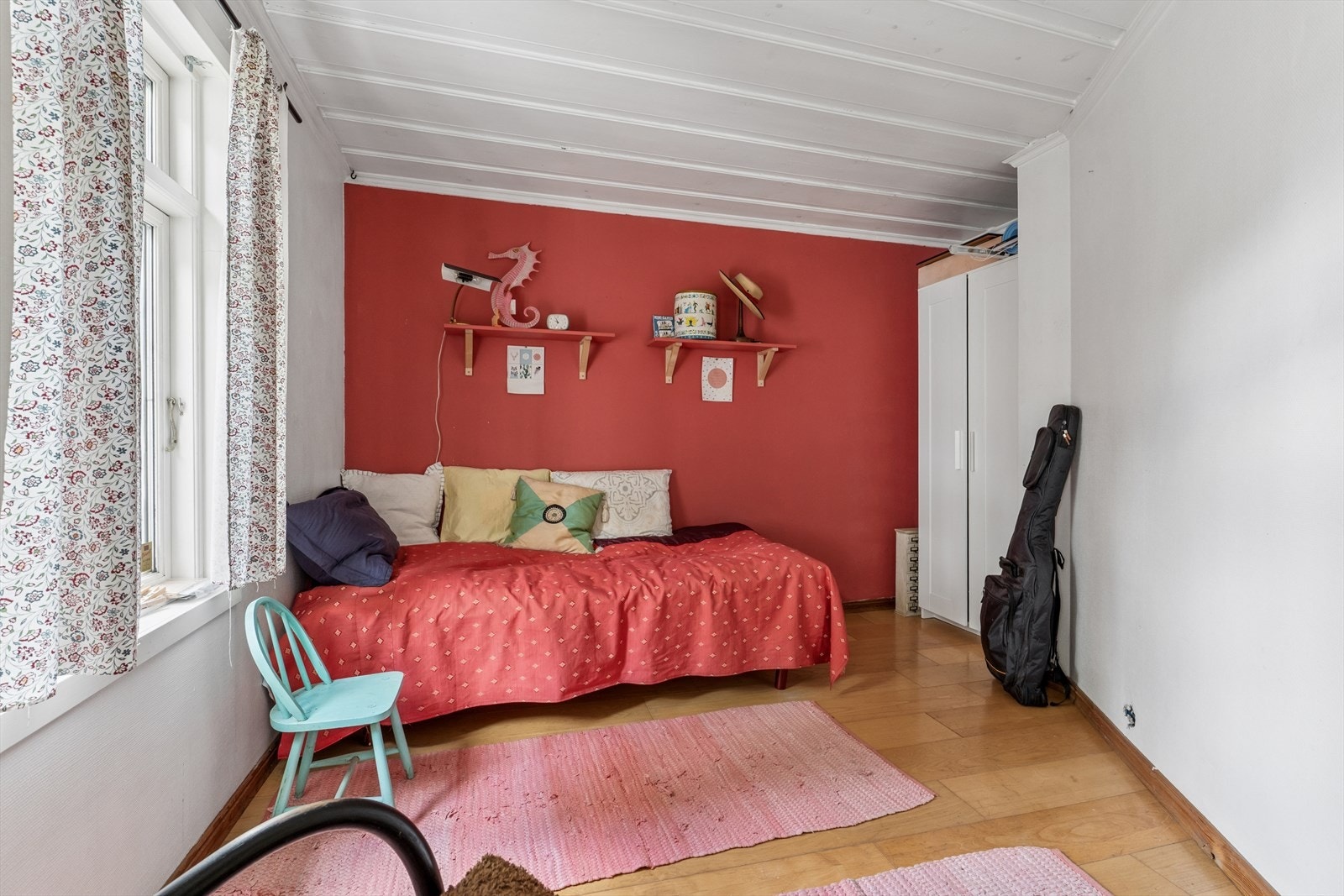 Romslig soverom med plass til både seng og sittegruppe. Galleribilde