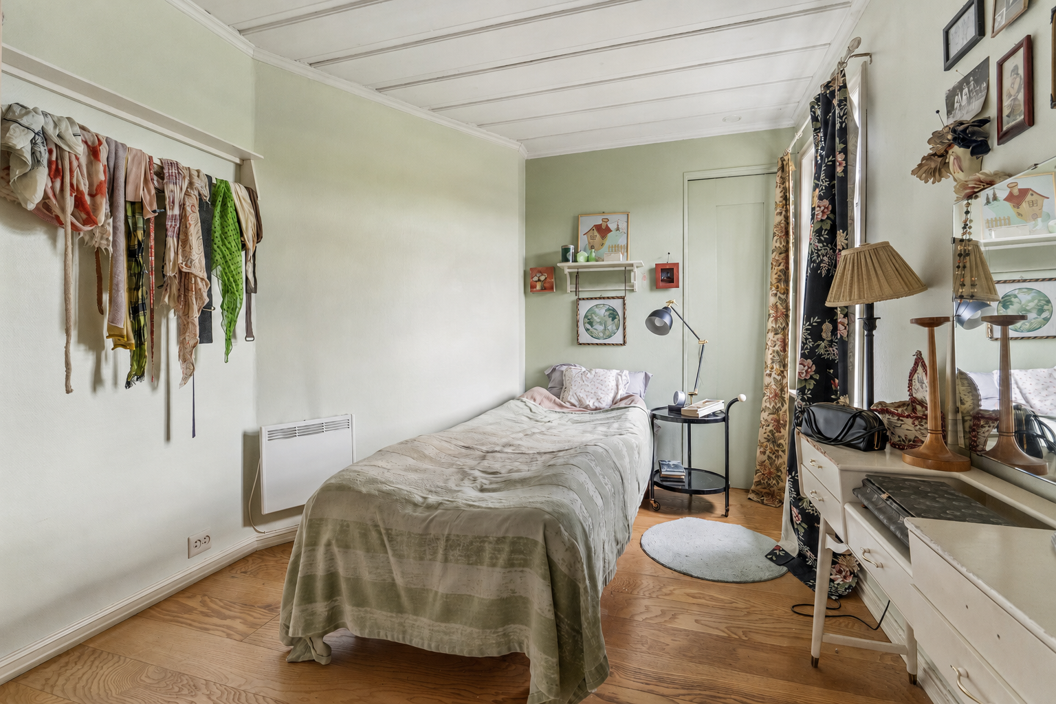 Soverom med god plass til seng og arbeidsplass eller kommode. Galleribilde