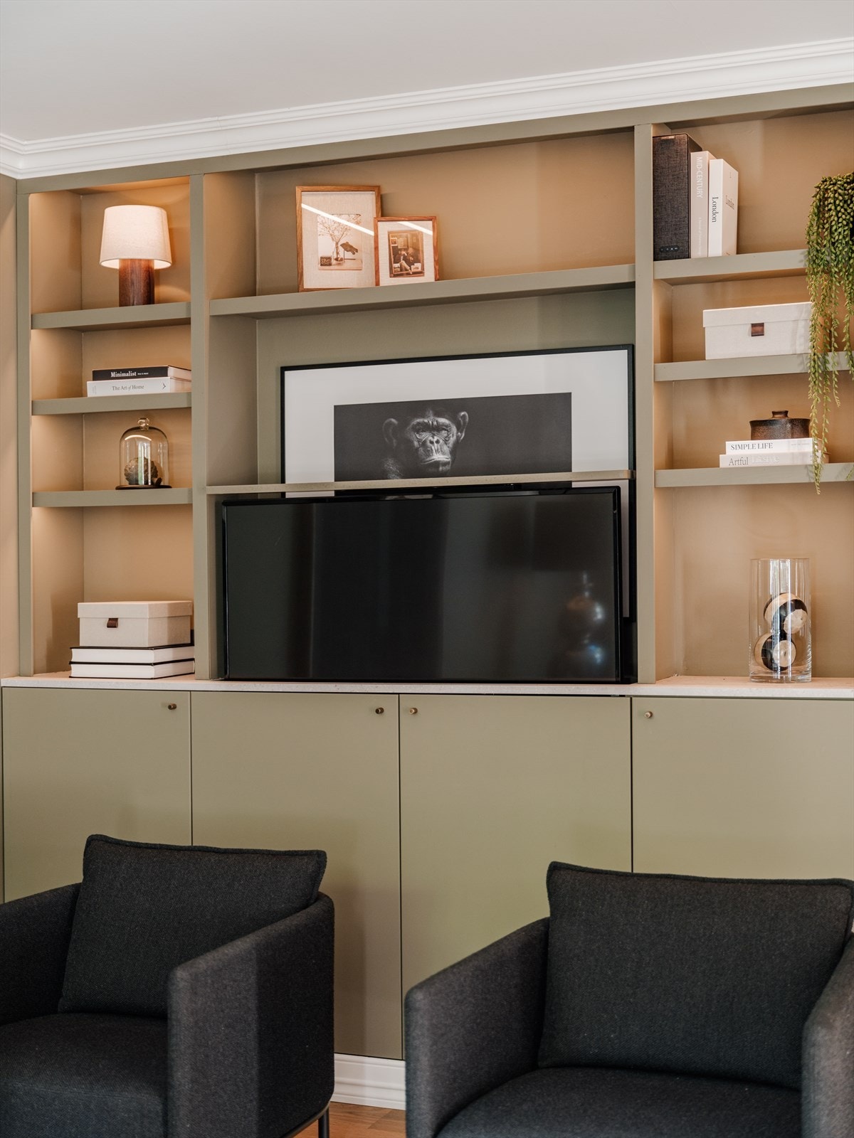 Her finner du et plassbygget skap med skreddersydde løsninger. I skapet finner du en TV-heis. Galleribilde