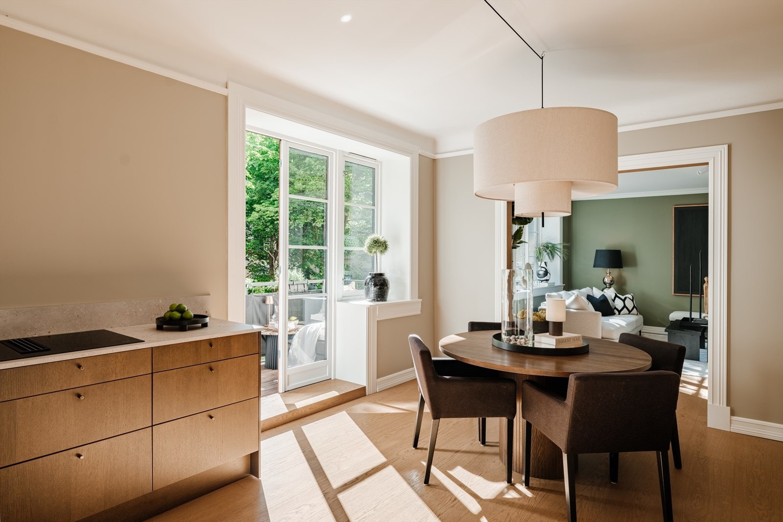 Et flott rom som legger til rette for hyggelige måltider og sosialt samvær med familie og venner. Galleribilde