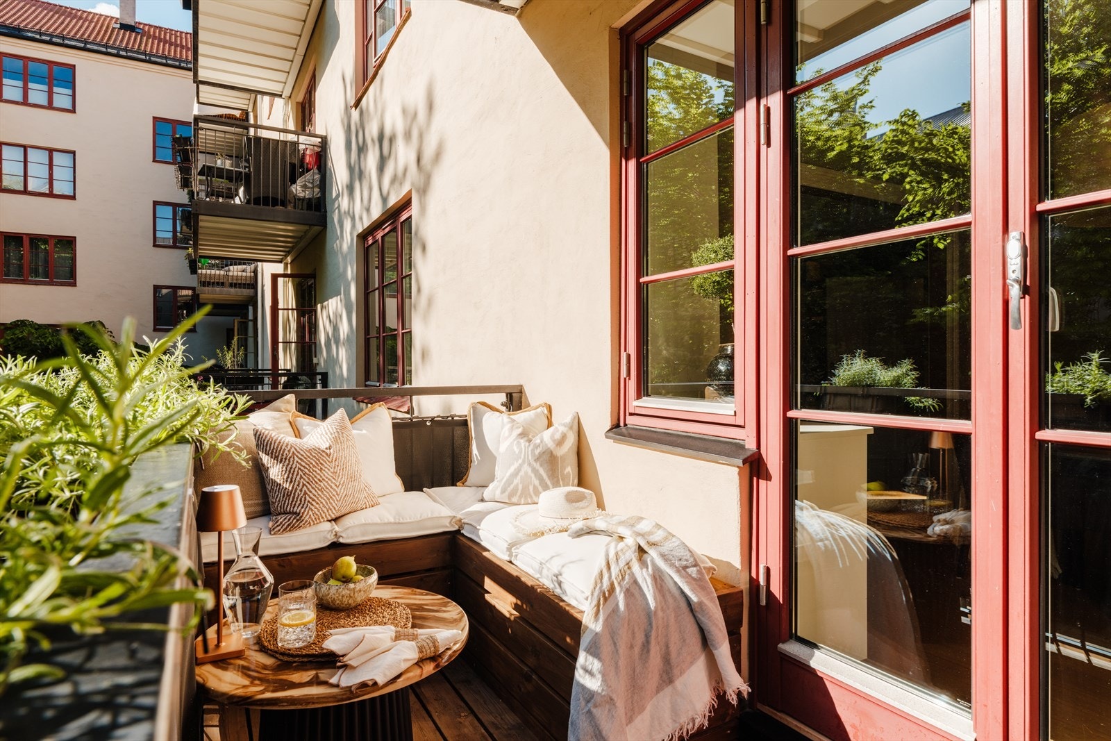 Her får du en plassbygget sofa med oppbevaring til puter. Et perfekt sted å trekke seg tilbake og nyte lange sommerdager i fredelige omgivelser, tilbaketrukket fra byens puls. Galleribilde