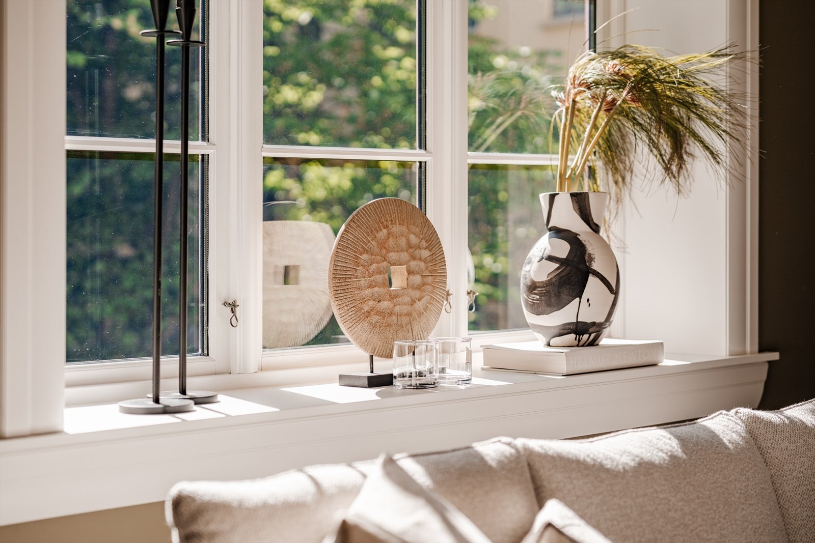 De store vindusflatene slipper inn rikelig med naturlig lys, mens de dype vinduspostene gir flotte muligheter for dekor og beplantning. Galleribilde