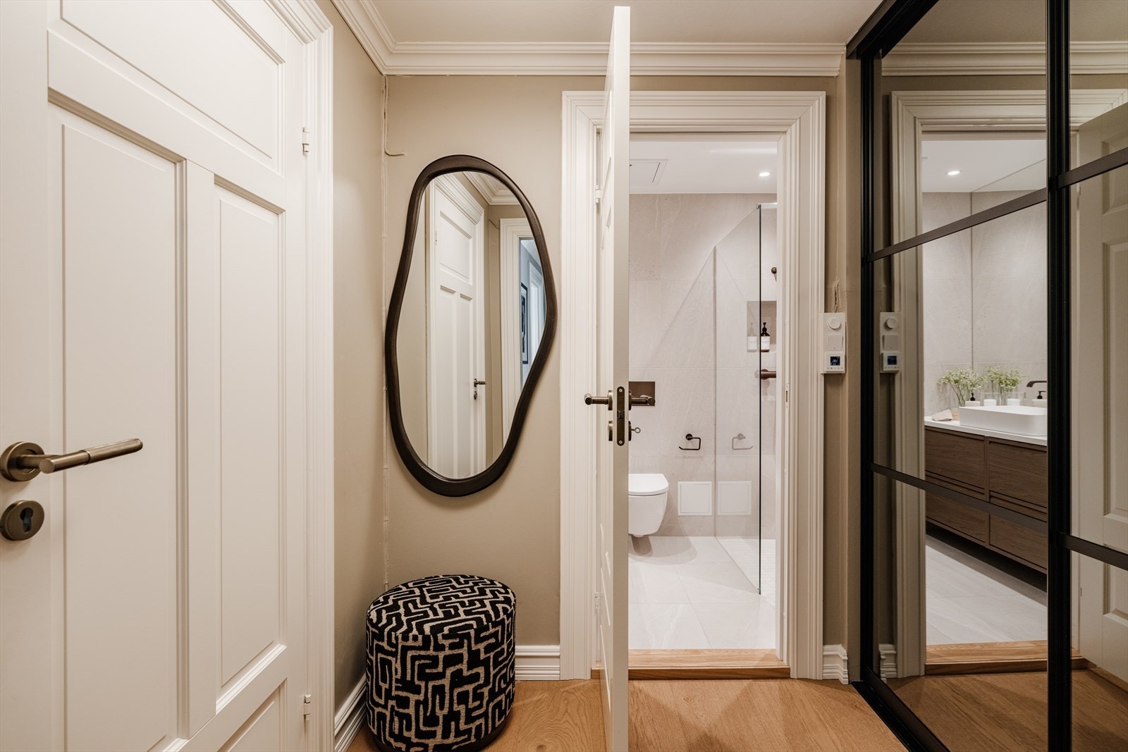 Utenfor badet finner du en stor skyvedørsgarderobe med gode oppbevaringsmuligheter. Galleribilde